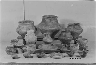 Keramik aus der mittleren Lausitzer Kultur (Bronzezeit) : Keramika z kamjentneho (bronzoweho) časa