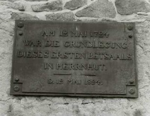 Kirche der Evangelischen Brüdergemeine : Glockenwand des 1. Betsaals (1724), Gedenktafel (1824)