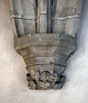 Konsole mit Laubwerk