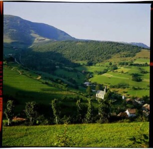 Neuenweg: Kirche von Neuenweg mit Belchen