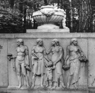 Grabmal der Familie Theodor Hoppe : Grabmal der Familie Theodor Hoppe. Sandstein (um 1935). Relief und Vase. Dresden-Trachau, Heidefriedhof