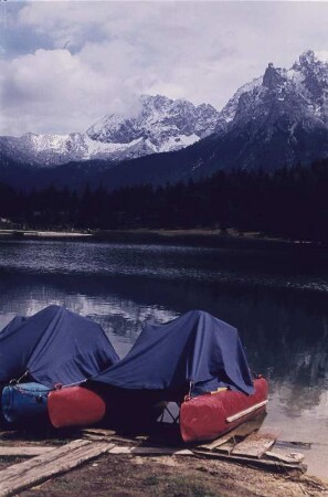 Mittenwald. Abgedeckte Boote auf einem Bergsee