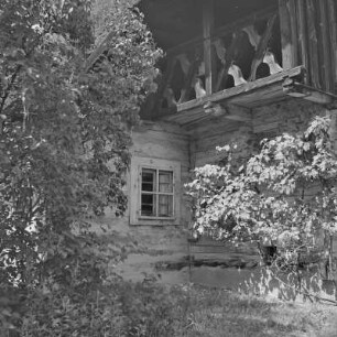 Strohgedecktes Blockhaus in Burg-Kolonie. : Ze słomu kryta kładźita chěža w Prizaŕskich Bórkowach.