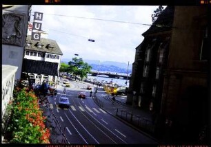 Zürich: vom Platz des Grossmünster auf Alpenkaibrücke