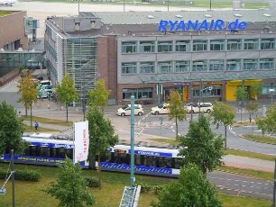Flughafen Bremen - Terminal : Ryanair Werbung am Flughafenterminal. Aufgenommen am 3. August 2011 am Flughafen Bremen