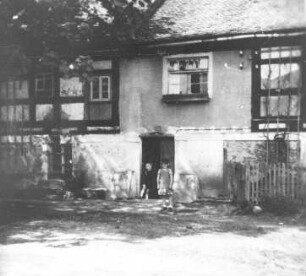 Neschwitz-Holscha. Ehem. Mühle, altes Wohnhaus und angrenzender Mühlenteil (rechts), um 1955, Repro (Bildersammlung Domann, Holscha)