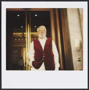 Wolfram Siebeck vor dem Hotel Bellevue Palace in Bern