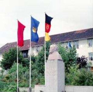 Leninbüste vor der Lenin-Oberschule in Sassnitz auf Rügen