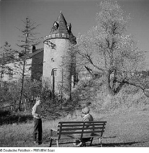 Gebäude und Rundturm in Altefähr, Rügen oder Pulverturm in Altenburg