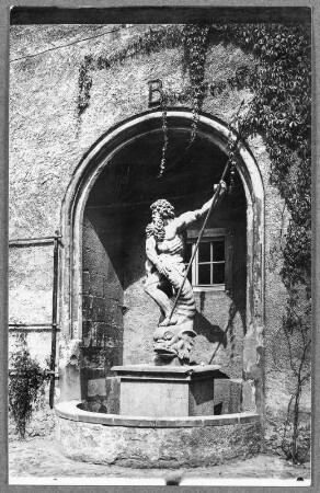 Wandbrunnen mit Neptun auf Delphin (18. Jh.)