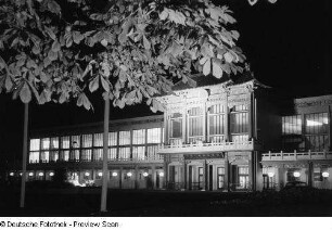 Blick auf den chinesischen Pavillon der Leipziger Herbstmesse 1954 bei Dunkelheit