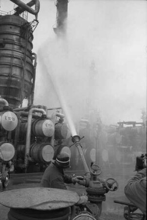Großbrand bei der Esso-Raffinerie
