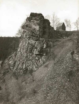 Westerzgebirge. Löwenkopffelsen (Muskovitgneis) über dem Tal der Schwarzen Pockau. Zöblitz, ehem Standort der Burg Nidperg