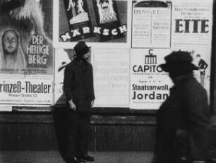 Szene aus dem experimentellen Dokumentarfilm "Filmische Plaudereien" (Alltag in der Äußeren Neustadt und in Pieschen): Plakatwand