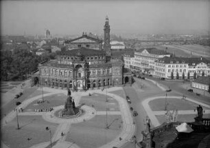 Dresden-Altstadt. Blick vom Schlossturm über den Theaterplatz zum Opernhaus und zum Hotel Bellevue