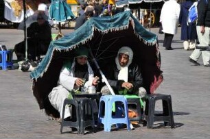 Wahrsagerinnen warten auf Kunden : Zwei Wahrsagerinnen warten auf dem Platz Djemaa el-Fna in Marrakesch auf Kunden, aufgenommen am 02.11.2008