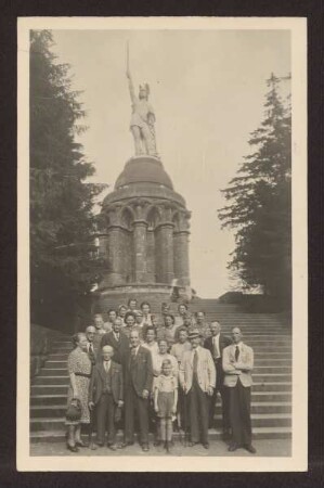 Betreuung von Rüstungsarbeitern und Arbeiterinnen am Hermannsdenkmal. Detmold. Hiddesen. Ansichtskarte. Papierabzug