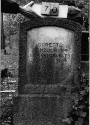 Grabstein 70 (Index: 99792576) Material: Granit Zustand: gut Maße HxBxT: 111x57x25 cm Beschreibung: Stele, Sockel, Segmentbogenabschluß, Schriftplatte: Grabstein 70