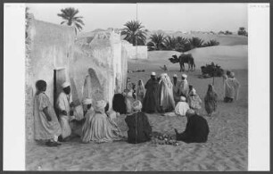 Abenddämmerung in Taibet : Einwohner der Stadt Taibet in der algerischen Souf-Region bei Abenddämmerung