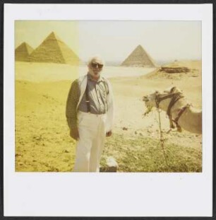 Wolfram Siebeck vor den Pyramiden von Gizeh
