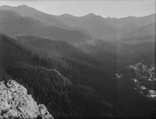 Bewaldetes Tal : Blick in ein bewaldetes Bergtal mit Dorf