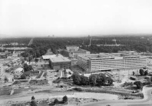 Baustelle Robotron : Dresden. Blick vom Rathausturm nach Südosten über den Atriumkomplex am Georgplatz und das Deutsche Hygienemuseum zum Stadion und Großen Garten