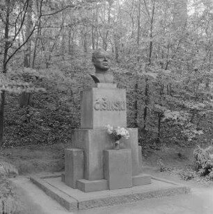 Denkmal für Jakob Barth-Ćišinski in Panschwitz-Kuckau : Pomnik Jakuba Barta-Ćišinskeho w Lipje w Pančicach-Kukowje : Panschwitz-Kuckau / Pančicy-Kukow