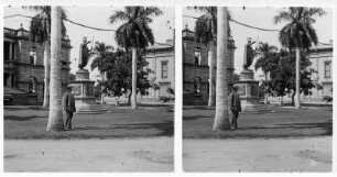 Honolulu (Hawaii), Downtown. Denkmal des Königs Kamehameha I. (1881; T. R. Gould) vor dem Gouvernementgebäude Ali'iōlani Hale