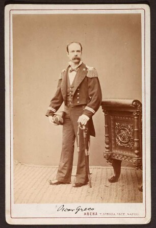 Porträt Oscar Greco : Foto-/Bildersammlung Stenografische Sammlung. Porträt Oscar Greco in Militäruniform. Photographie (1880; G. Arena). Dresden: SLUB P a 0858