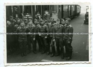 Unteroffiziere der Flak-Artillerie auf dem Magdeburger Bahnhof