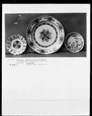 3 Teller mit Ornamenten und Blumendekor