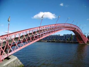 Amsterdam: Pythonbrücke zwischen Sporenburg und Borneo Eiland