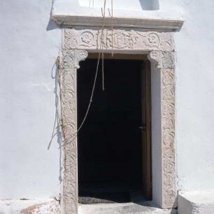 Milos. Portal einer Kirche mit Glockenseil. K1