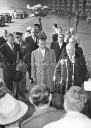 Der US-Aussenminister Dulles nach seiner Ankunft auf dem Flughafen Tempelhof