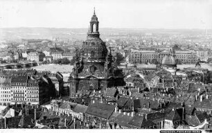 Dresden. Blick vom Turm der Kreuzkirche nach Nordnordost zum Neumarkt mit der Frauenkirche