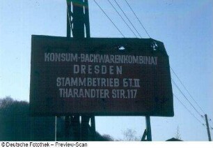 Dresden-Naußlitz, Tharandter Straße. Hinweisschild "Konsum-Backwarenkombinat, Stammbetrieb BT.II, Tharandter Str. 117"