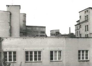 Dresden-Südvorstadt, Zwickauer Straße 35. Fabrikgebäude (um 1928). Teilansicht von der Nossener Brücke