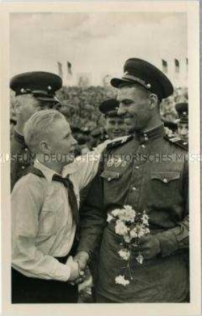 Junger Pionier bei der Verabschiedung des 136. sowjetischen Garde-Panzerregimentes im Magdeburger Ernst-Grube-Stadion