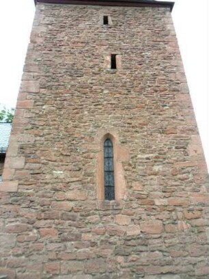 Heimboldshausen - Kirchturm von Norden mit Schlitzscharten in den oberen Geschossen