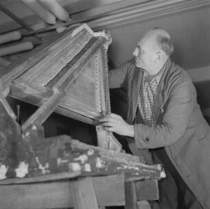Begutachtung eines Cembalos