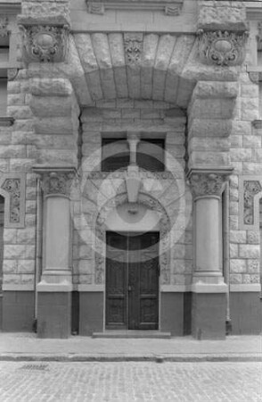 Portal des Wohn- und Geschäftshauses Jauniela 25/29 (Neustraße) in Riga