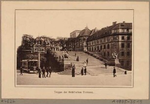 Ansicht der Treppe zur Brühlschen Terrasse in Dresden, Blick vom Schlossplatz auf das Fürstenbergische Haus (Finanzhaus) und dem Palais Brühl (um 1900 für Ständehaus abgerissen), mit dem Figurenenzyklus "Vier Tageszeiten" von Schilling