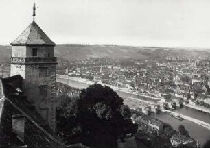 Würzburg, Stadtansicht : Würzburg. Altstadt und Alte Mainbrücke. Blick von der Festung Marienberg nach Nordosten