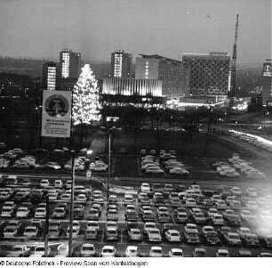 Weihnachten: Landhaus, Eröffnung Weihnachtsmarkt, Altmarkt, Stollenbäckerei, Konsum, Altmarkt und Kulturpalast (Nachtaufnahme), Johannstadt, Neujahrsaufnahme Kulturpalast