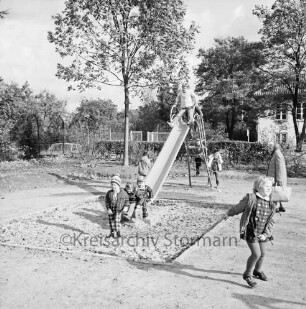 Kinderspielplatz: Stormarnplatz: Kinder auf der Rutsche: im Hintergrund rechts Bruno-Bröker-Heim