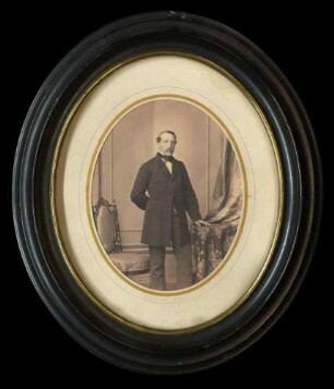 Fotographie von M. Gottlob L. Braun (1804-1875) von ca. 1848, auf der Rückseite genealogische Angaben, oval, 24 cm hoch x 20,5 cm breit, im Glasrahmen