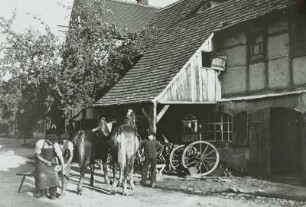 Beschlagen von Arbeitspferden in Dorfschmiede, um 1900