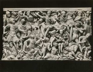 Großer Ludovisischer Schlachtsarkophag : Großer Ludovisischer Schlachtsarkophag. 1. Hälfte 3. Jahrhundert. Kastenfront mit Schlachtenszene zwischen Römern und Barbaren. Marmor; 153 x 273 x 137 cm. Rom: Museo Nazionale Romano, Palazzo Altemps