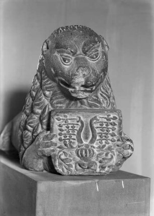 Löwe als Wappenhalter (Schild mit Helm, Helmschmuck und Helmdecken vom Wappen der Stadt Marburg