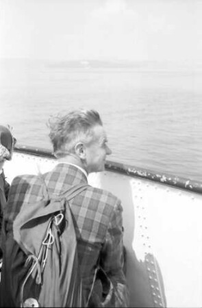 27. Tagung 1977 Chemiker; Landungssteg Bad Schachen: Richard L. M. Synge mit Rucksack von der Seite